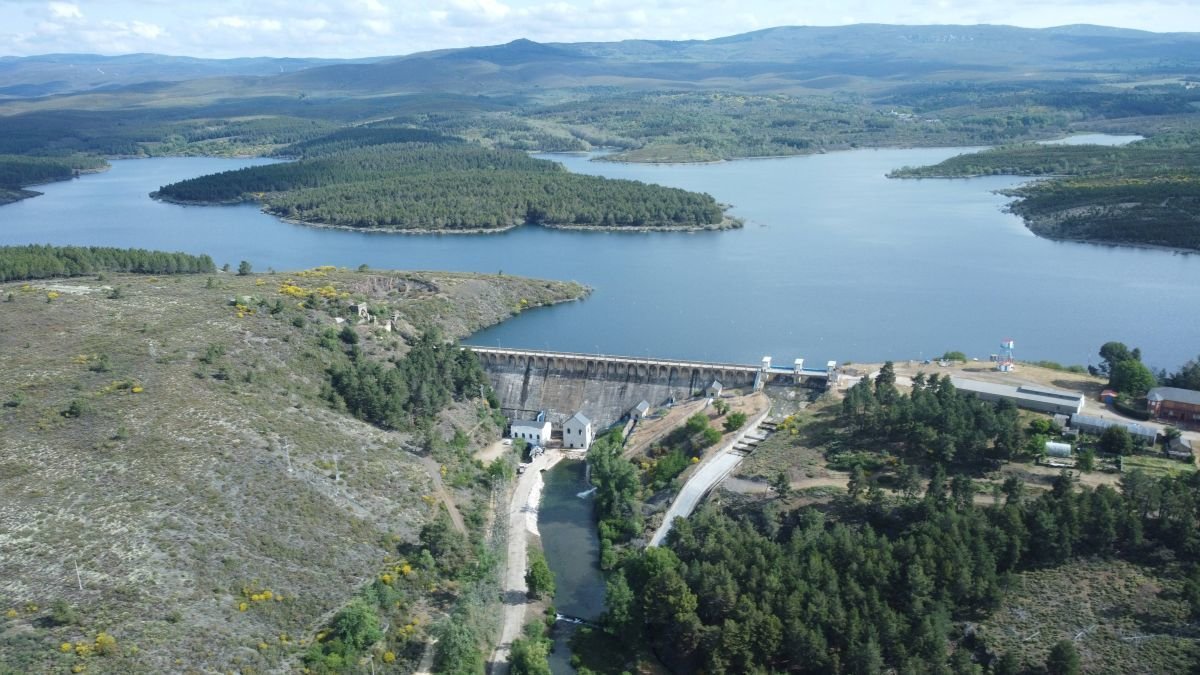 Vista aérea de la presa de Villameca, en el municipio de Quintana del Castillo.
