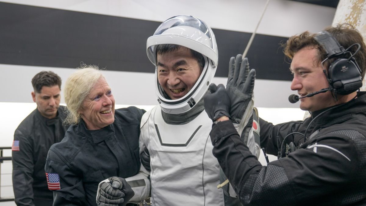 El cosmonauta de Roscosmos, Oleg Platonov, recibe ayuda para salir de la nave espacial SpaceX.