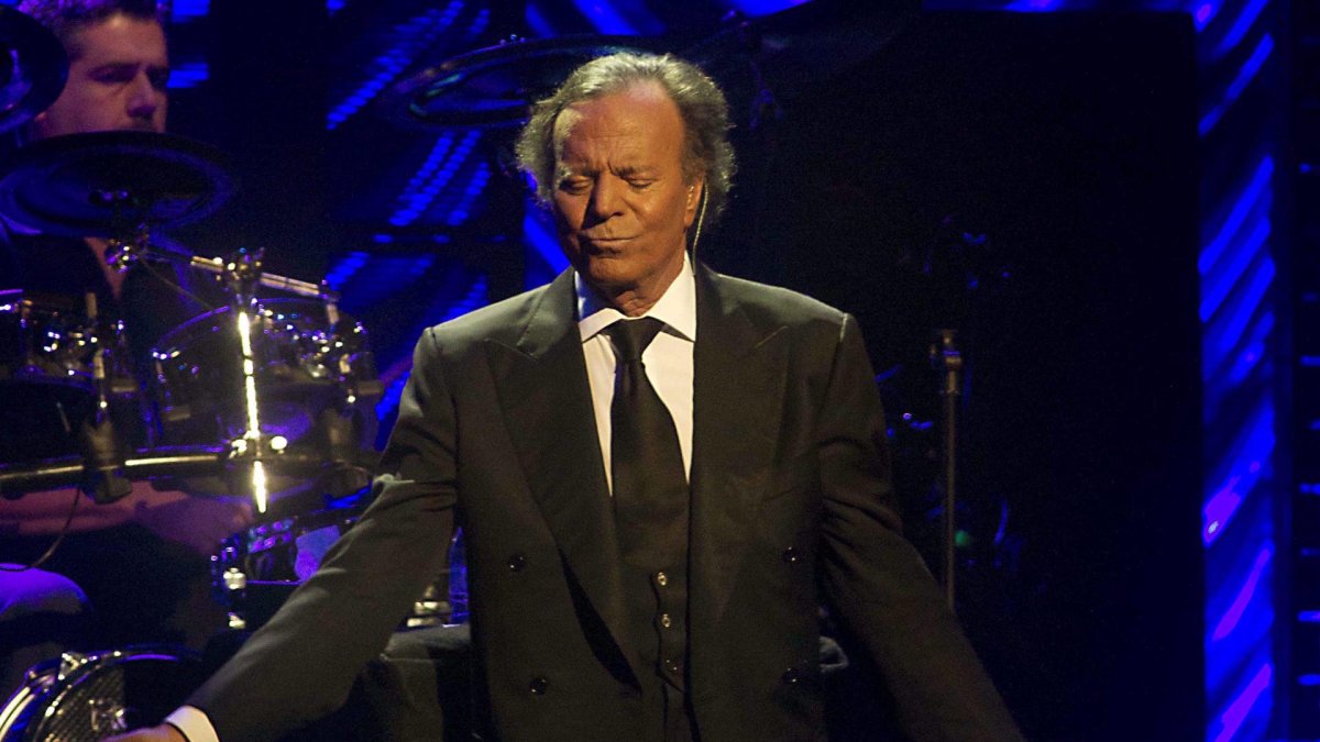 El cantante español Julio Iglesias ofrece un concierto en el Ahoy arena de Rotterdam, Holanda, la noche del 9 de junio de 2013. EFE/Paul Bergen.