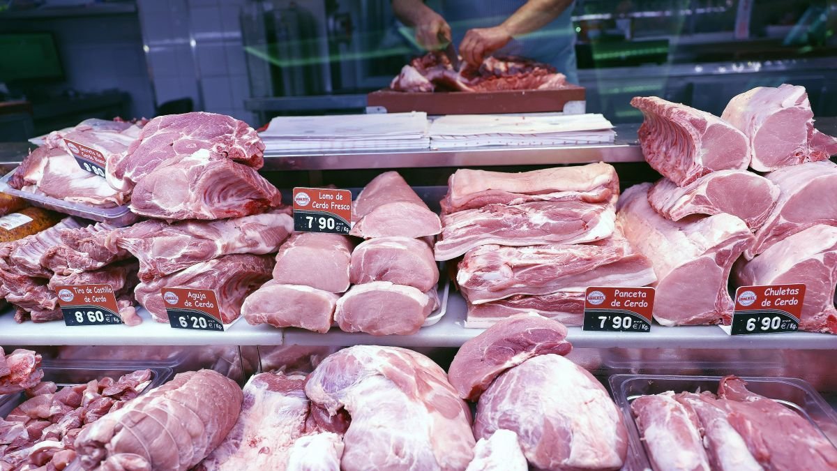 Varios tipos de carne de cerdo son puestos a la venta en un mercado de Madrid.