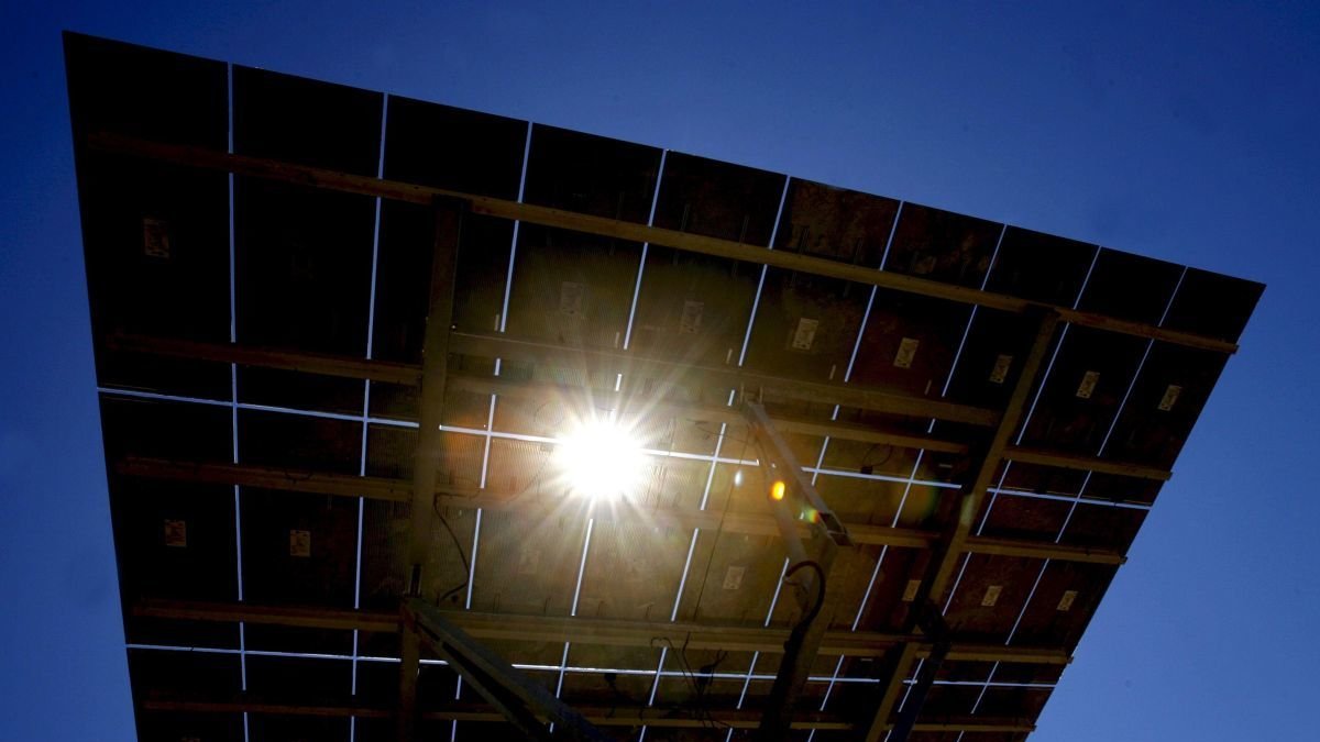 Módulos de una instalación fotovoltaica con seguidores solares.