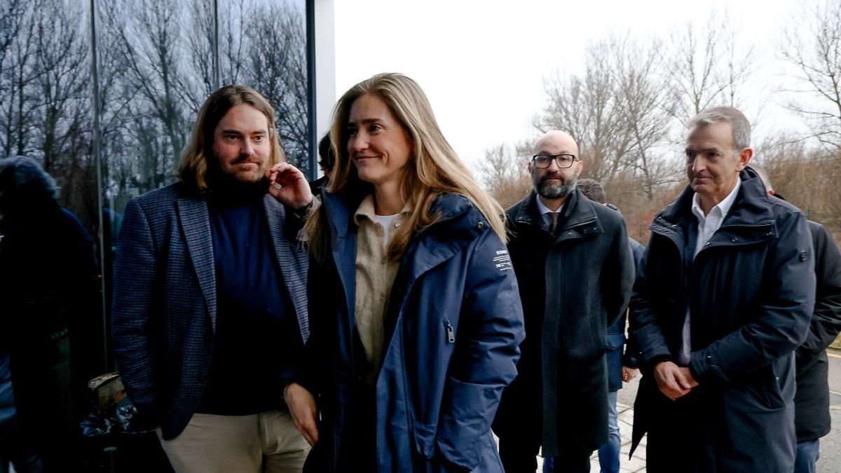 Sara Aagesen a su llegada al polígono de La Robla.  Aagesen, junto a otras autoridades, recorrió la zona en la que se asentará La Robla Green.