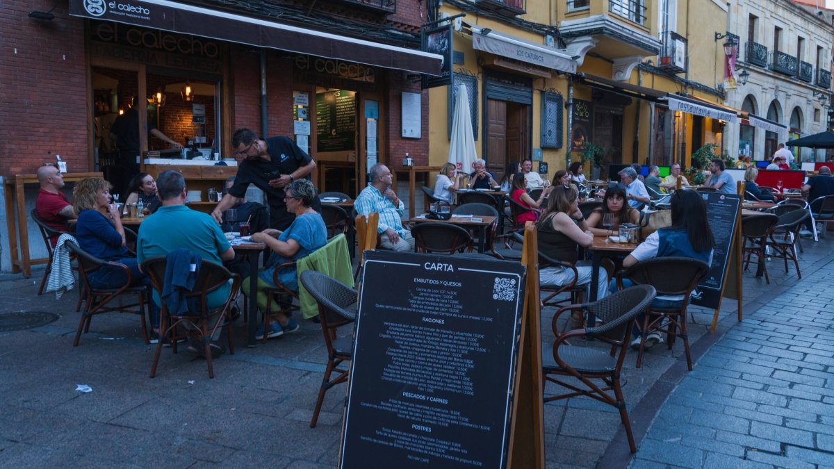 Terrazas mantienen viva la tradición de la tapa con cada consumición: en el Barrio Húmedo, cada mesa es una escena cotidiana de la cultura leonesa.