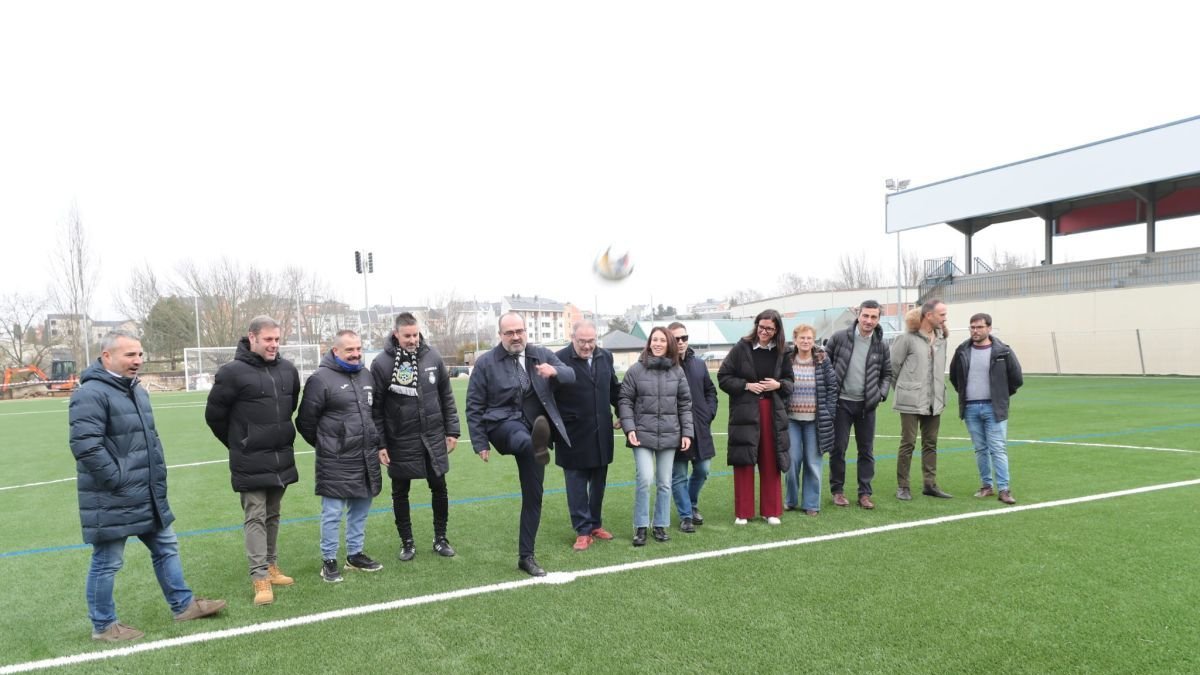 El alcalde Marco Morala, ayer dando una patada al balón en Flores.