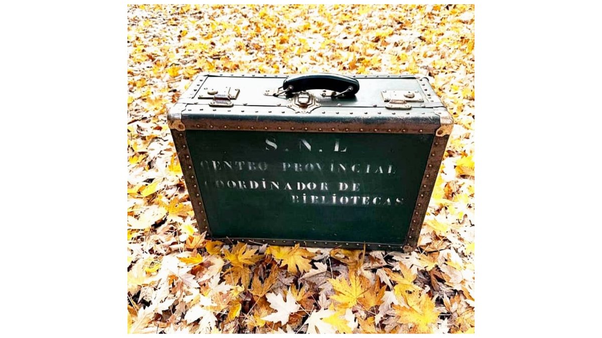 La maleta viajera, que la familia de Alonso Pérez conservó y que ha donado a la biblioteca de Boñar que ahora lleva su nombre.