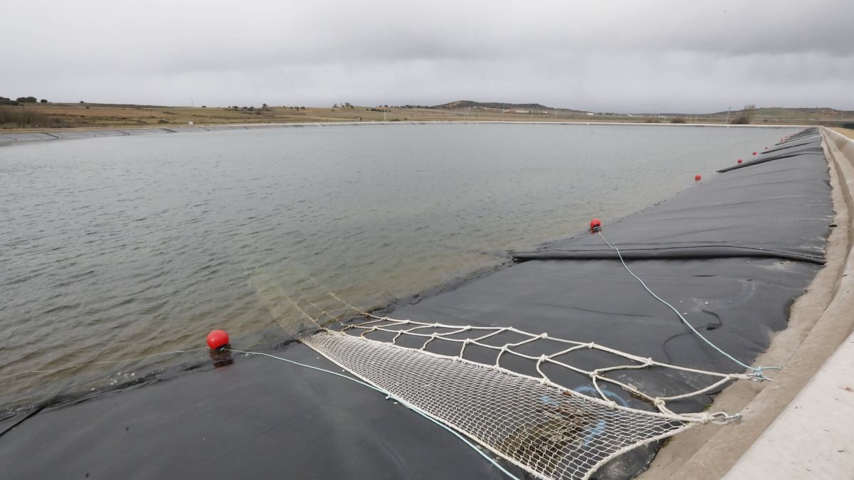 Balsa de riego del Canal Alto de Villares.