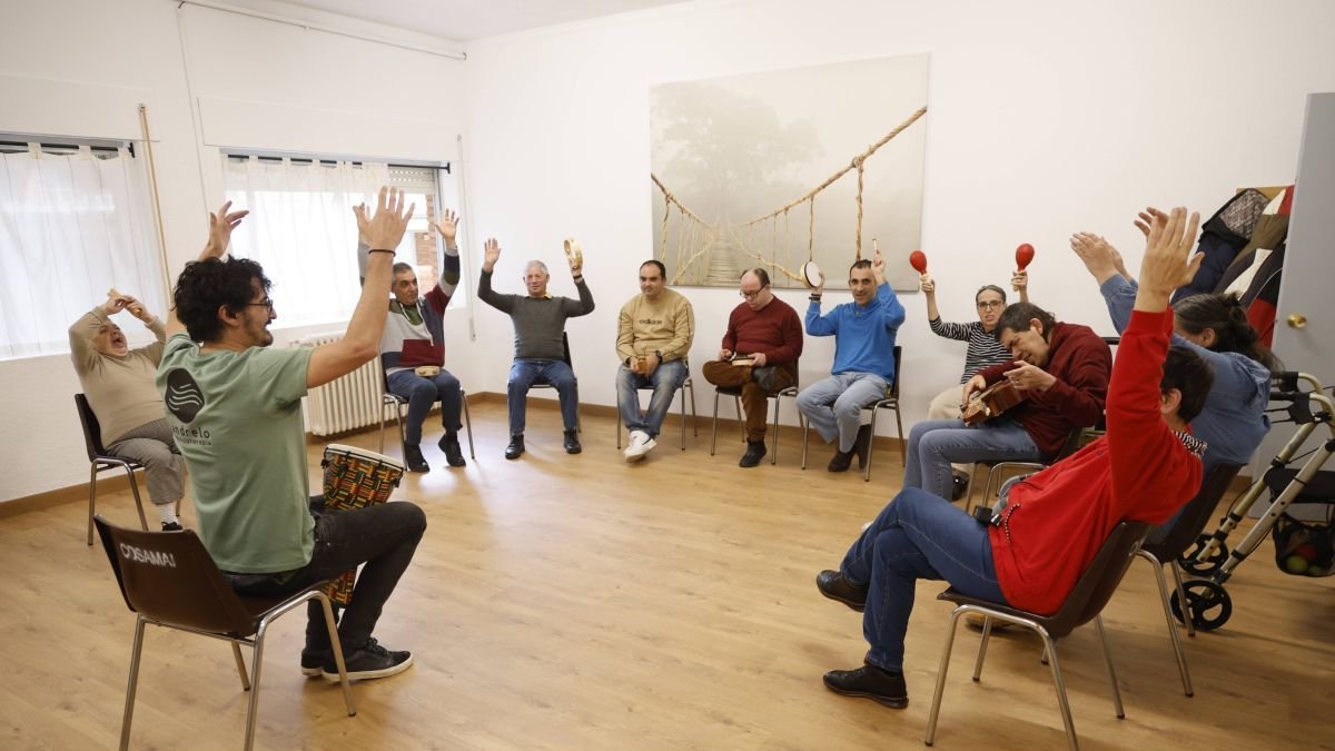 El musicoterapeuta Andrés Sánchez anima al movimiento en un momento de la sesión en Cosamai.