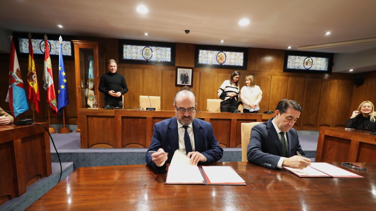 Firma del convenio en el Ayuntamiento de Ponferrada