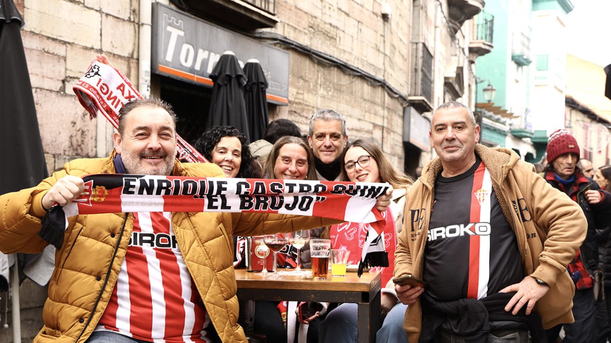 Aficionados del Sporting en las calles de León.