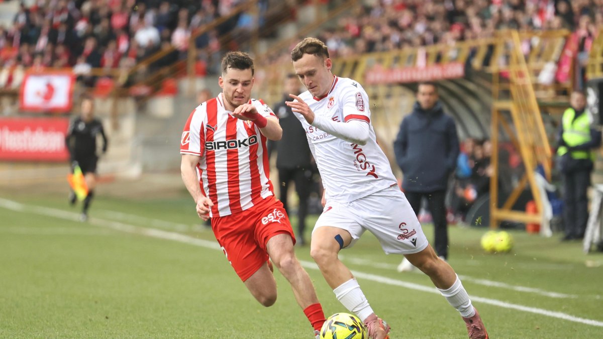 Rafa Tresaco puso todo de su parte para desbordar por su banda al rival.
