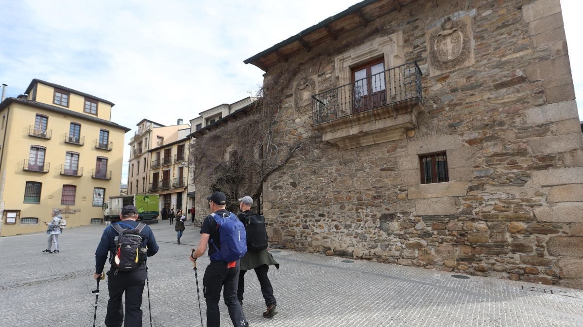 Peregrinos en el casco histórico de Ponferrada.