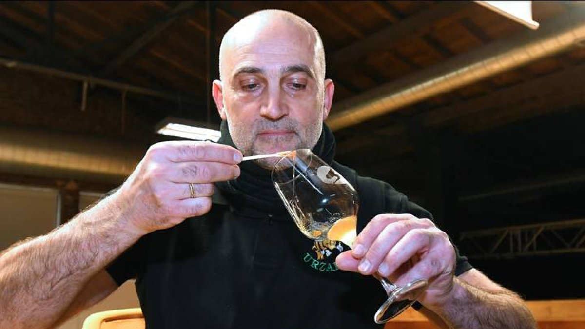 Urbano González, en una foto de archivo del año 2020 durante el II Concurso Hispanoluso de Miel Ecológica.