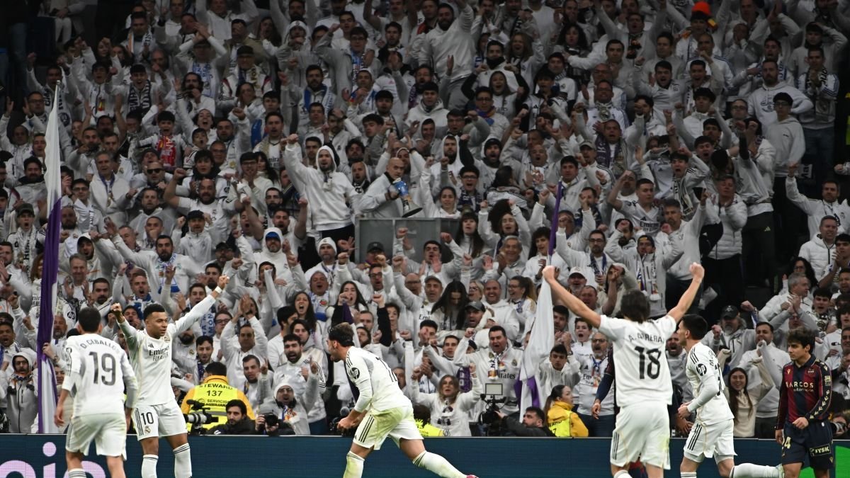 El Madrid celebra su segundo gol, obra de Asencio.