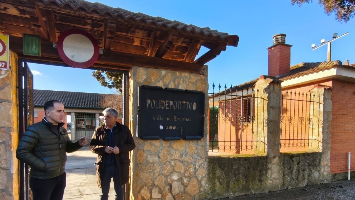 González y Diego en el polideportivo de Villaquejida.