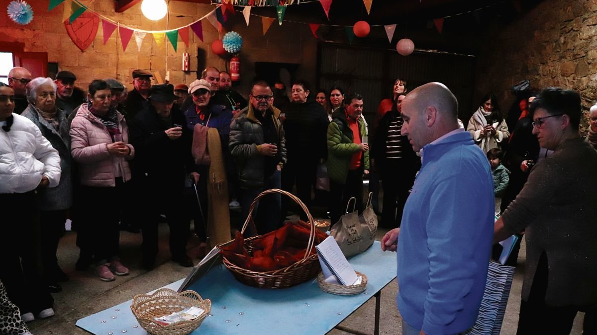 Celebración de la subasta de patas y orejas de cerdo.