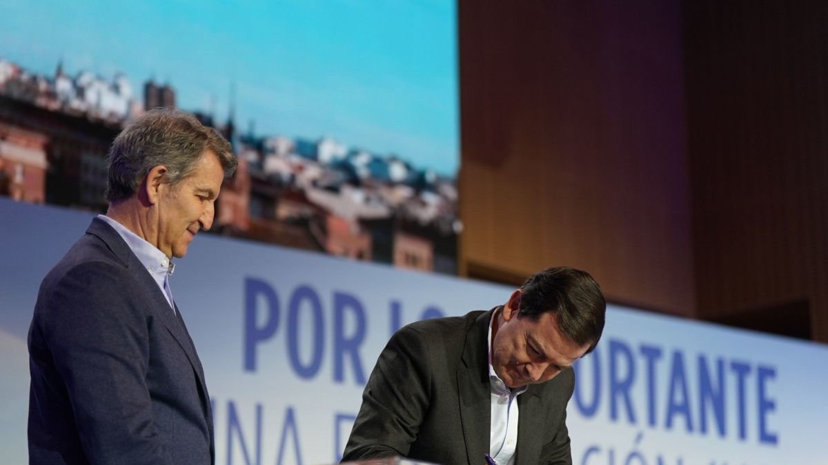 Alfonso Fernández Mañueco durante la firma en Zaragoza.