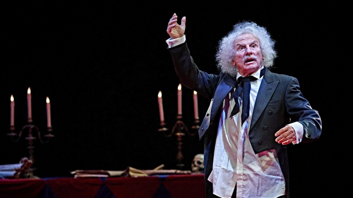 El artista en una actuación en la escena berciana.