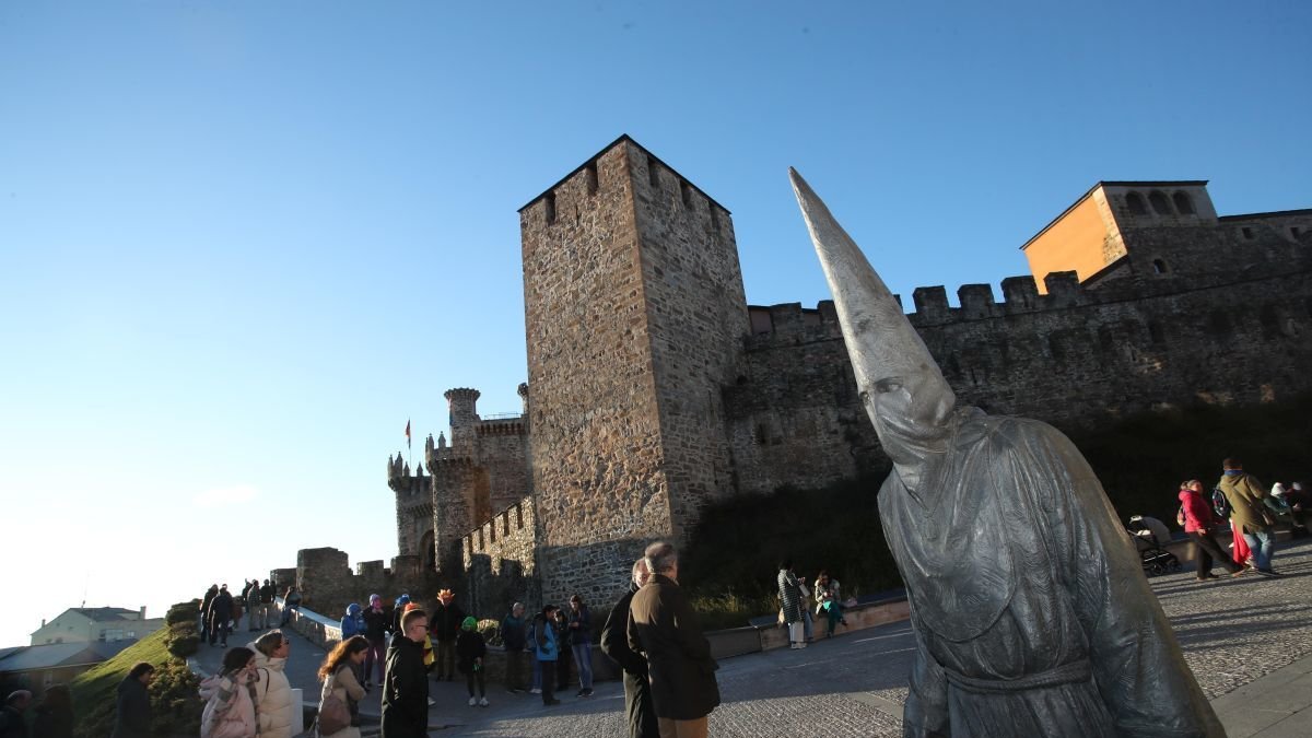 El Castillo de Ponferrada es punto de encuentro tanto de turistas como de congresistas.