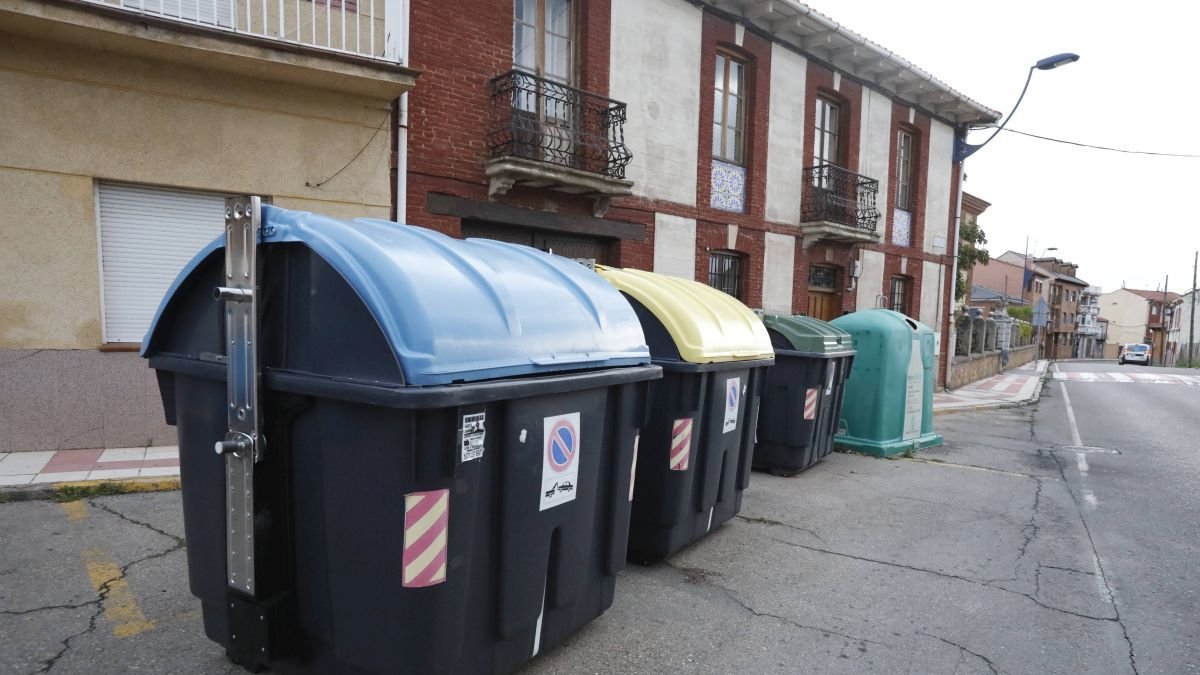 Contenedores vacíos tras reactivarse el servicio de basuras.