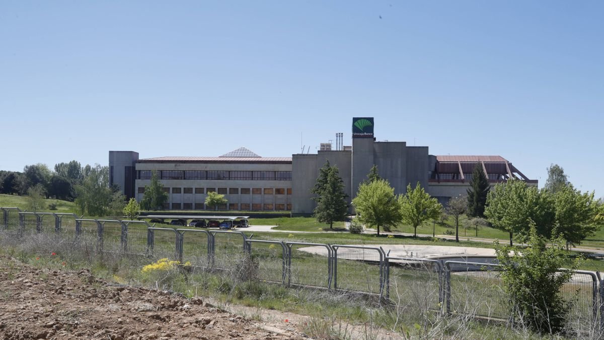 La antigua sede de Caja España en el Alto del Portillo se ofrece para acoger la agencia estatal.