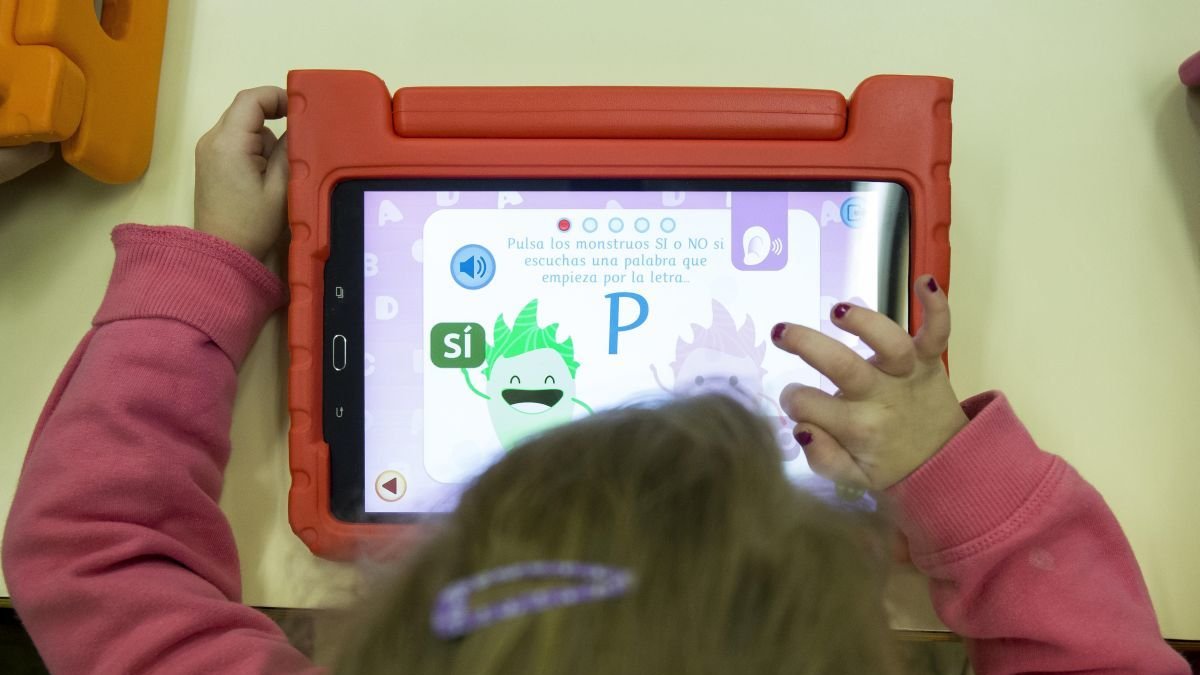 Una alumna de un colegio leonés con una tableta en el aula.