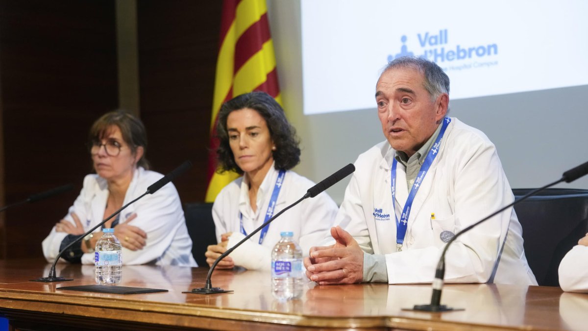 El director gerente junto a directivos de Vall d'Hebron.