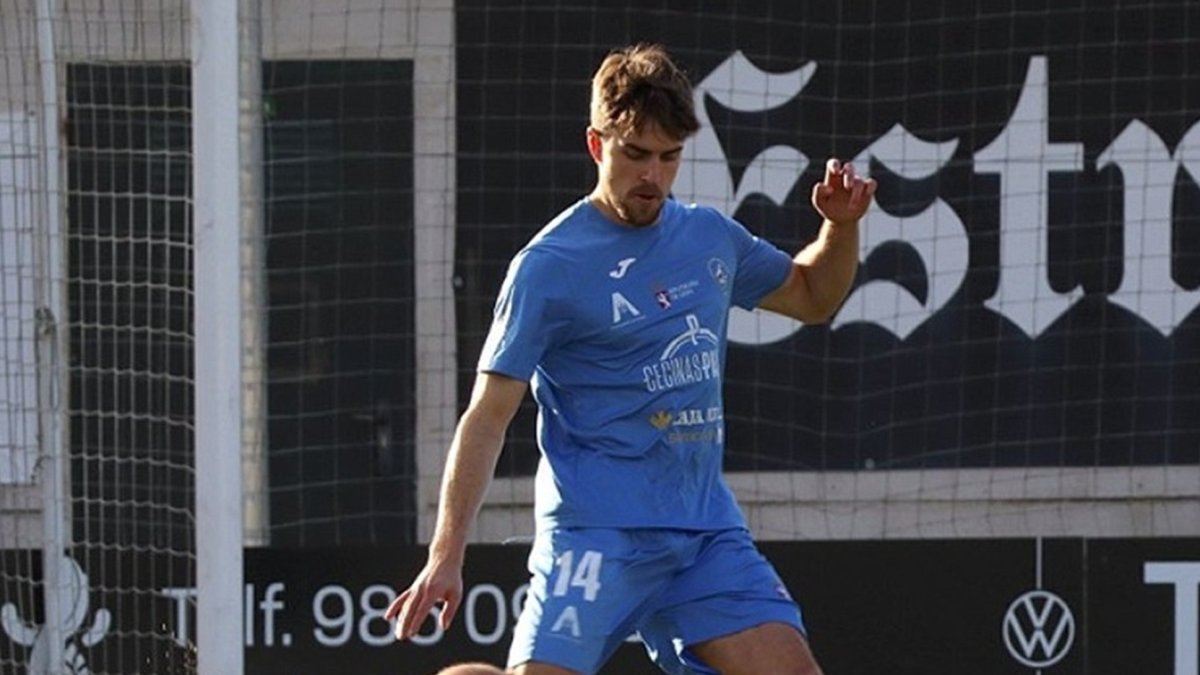 Manso en una jugada del Atlético Astorga en el partido que los maragatos jugaron frente al Coruxo en O Vao