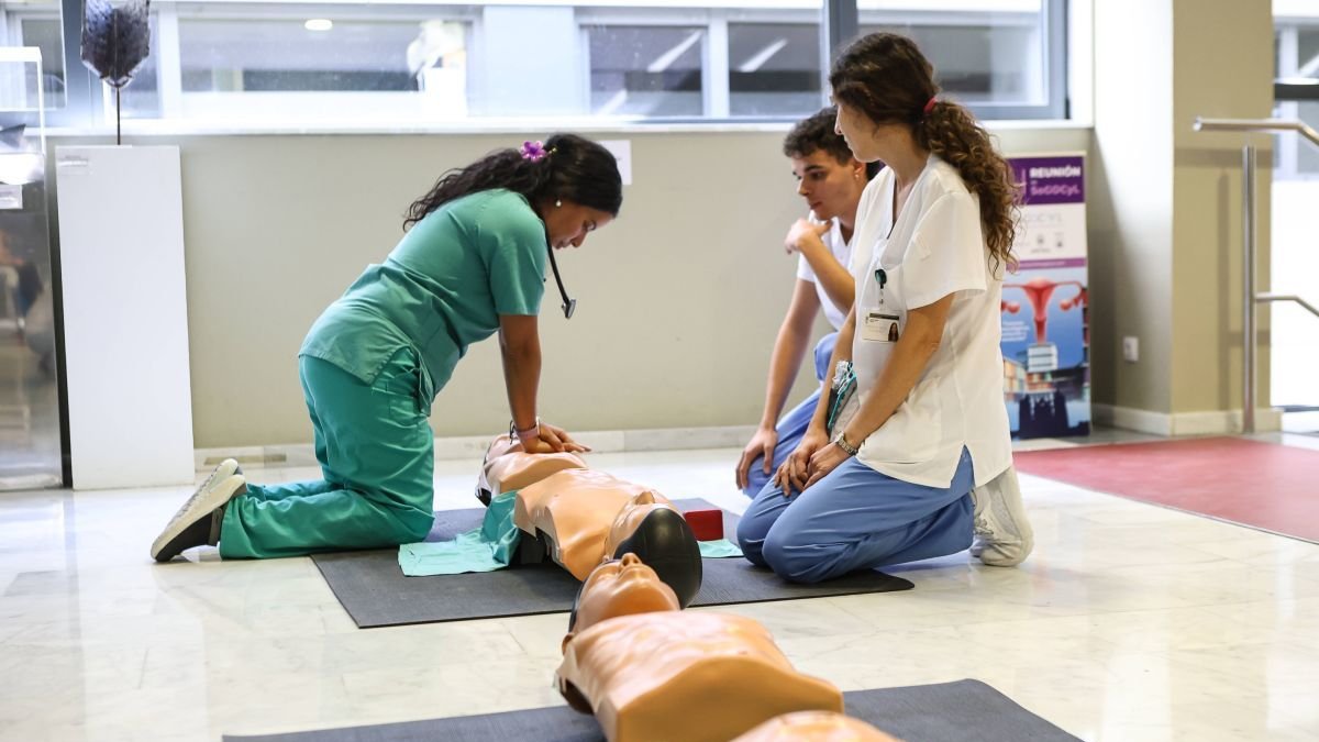Personal sanitario del Caule ofrece un taller de RCP durante una jornada de sensibilización.