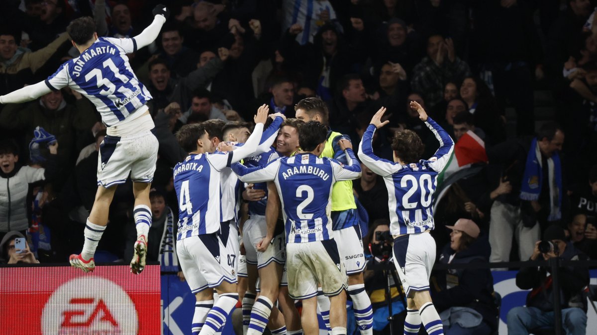 Los jugadores de la Real Sociedad celebran su segundo gol.