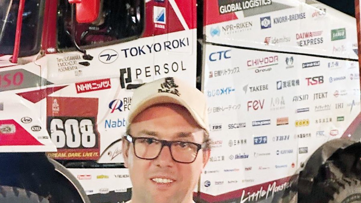 Raúl Arteaga con su trofeo del Dakar y junto a sus compañeros Alberto Alonso y Gustavo Ibeas.