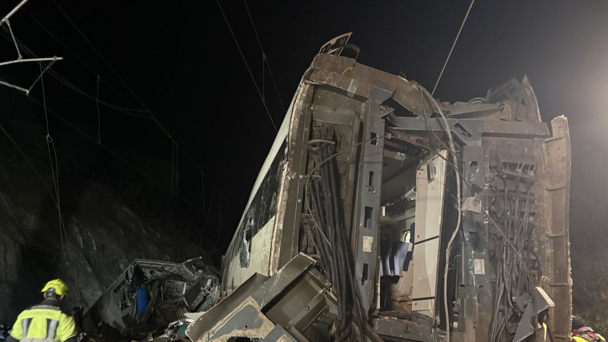 Imagen de uno de los dos trenes que han descarrilado a la altura de Adamuz, Córdoba, este domingo 18 de enero de 2026.