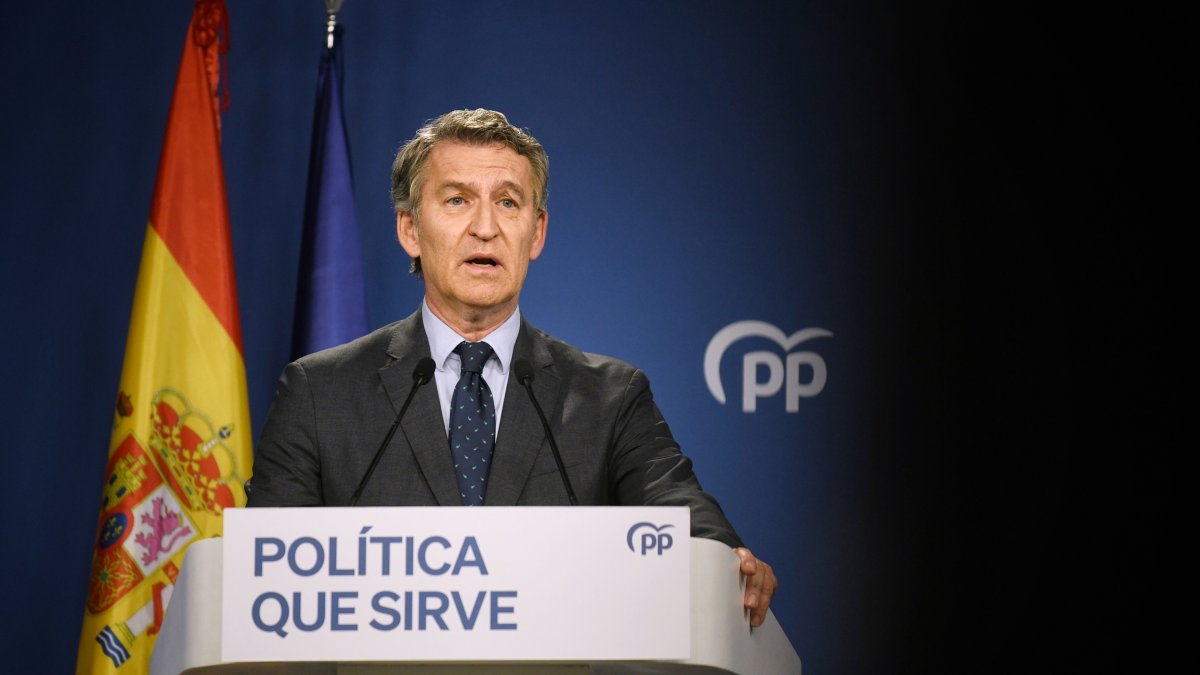 Archivo - El presidente del Partido Popular, Alberto Núñez Feijóo, durante una rueda de prensa, en la sede del PP en Génova, a 12 de junio de 2025, en Madrid (España).