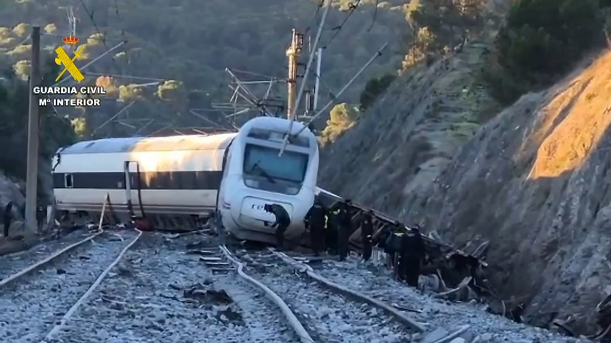 Búsqueda de evidencias que puedan servir para la identificación de víctimas en la investigación del accidente ferroviario en Adamuz (Córdoba) 