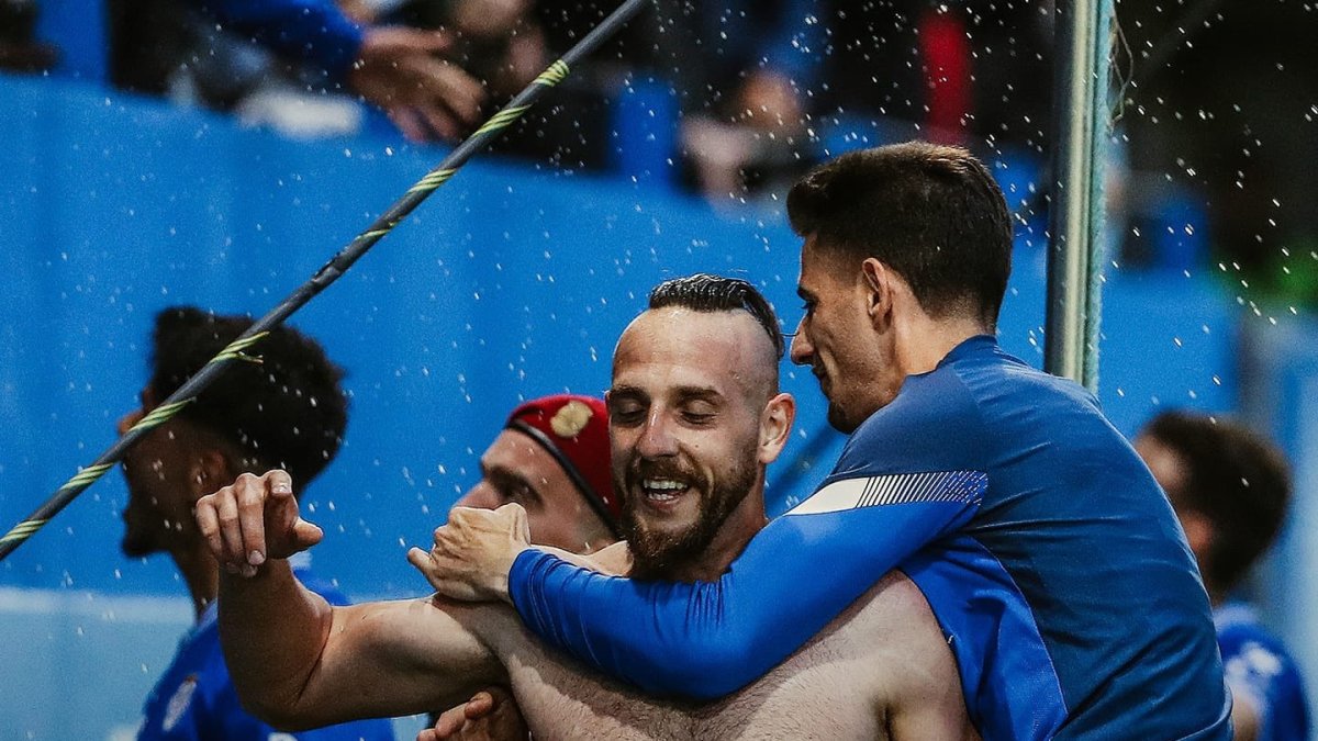 Steven Petkov, sin camiseta, celebra un gol en su etapa en el Feirense portugués.