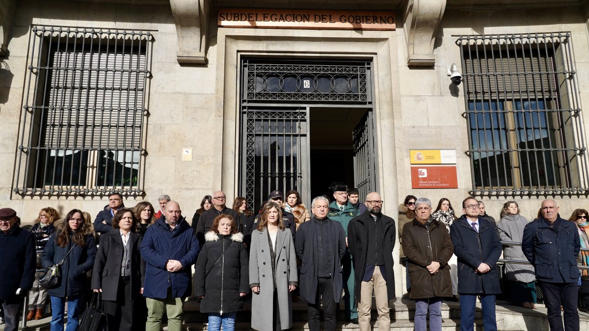 El delegado del Gobierno asiste en León al minuto de silencio por las víctimas del accidente ferroviario en Adamuz (Córdoba)