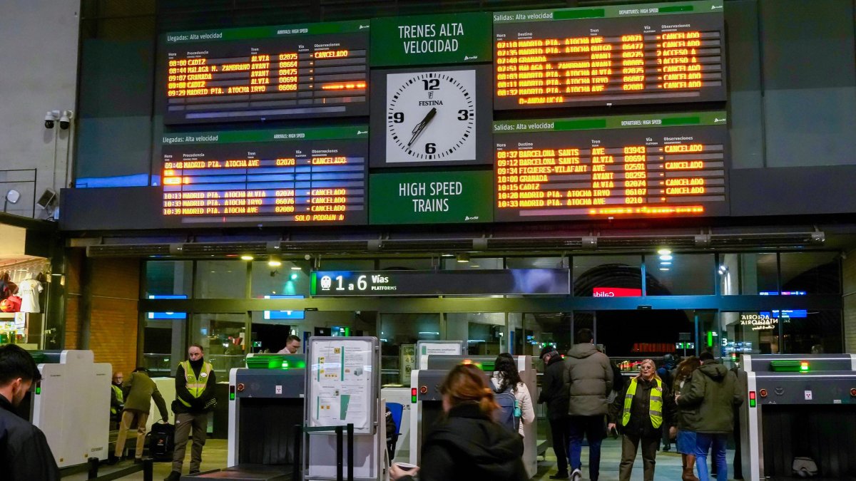 Paneles con las indicando la cancelación de los trenes destino Madrid.