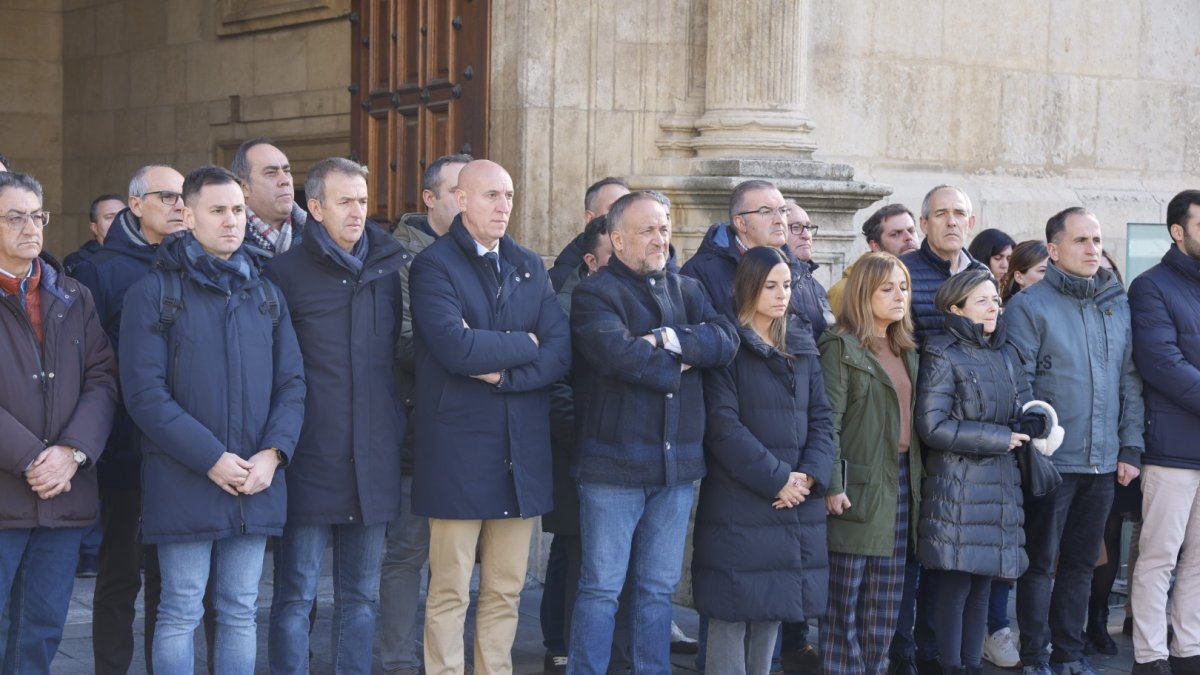 Minuto de silencio en la Diputación de León por el descarrilamiento en Ademuz (Córdoba).