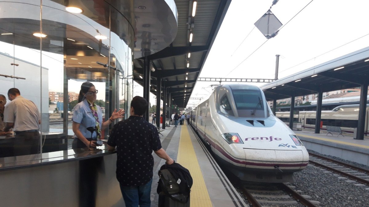 AVE en la estación de trenes de Granada.