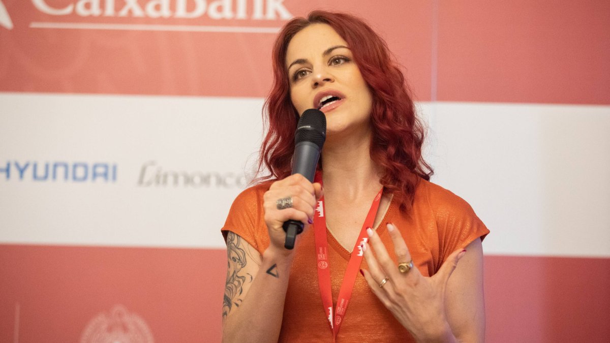 Sara García Alonso interviniendo en una mesa redonda