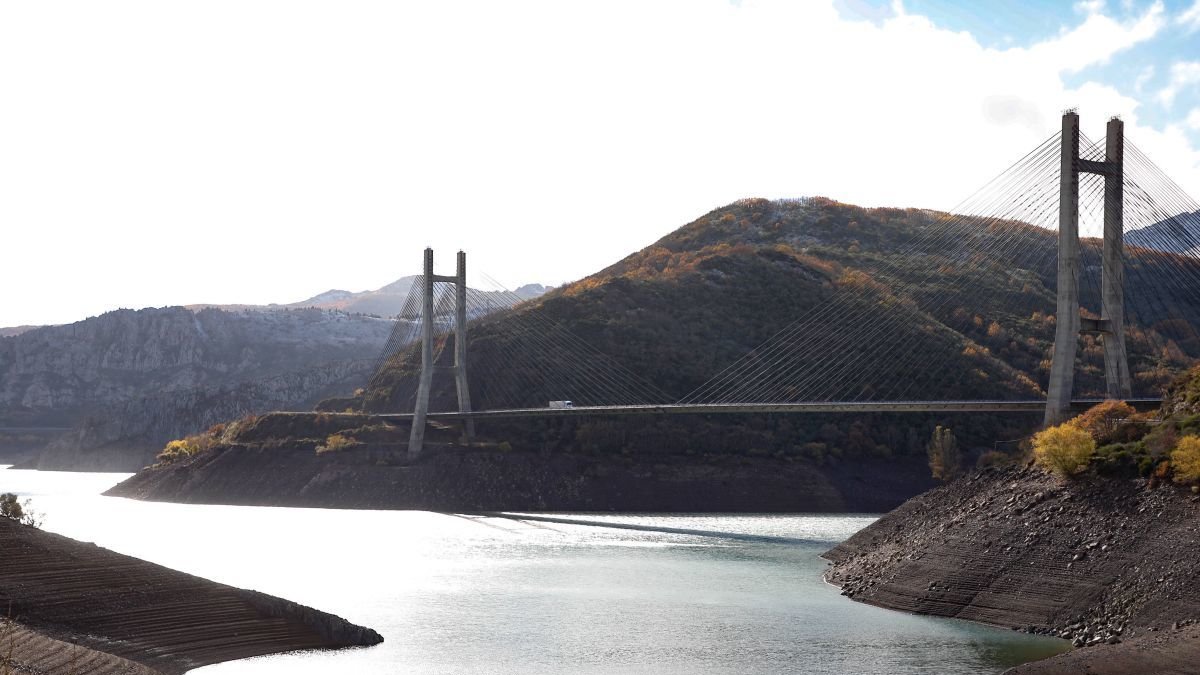 El pantano de Barrios de Luna aún está por debajo de la media habitual por estas fechas.