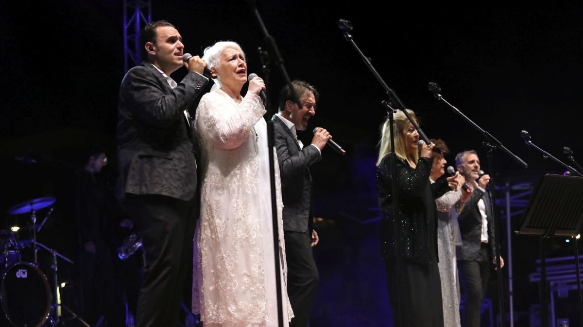 Mocedades en acción durante un concierto con el leonés José Miguel González primero por la izquierda.