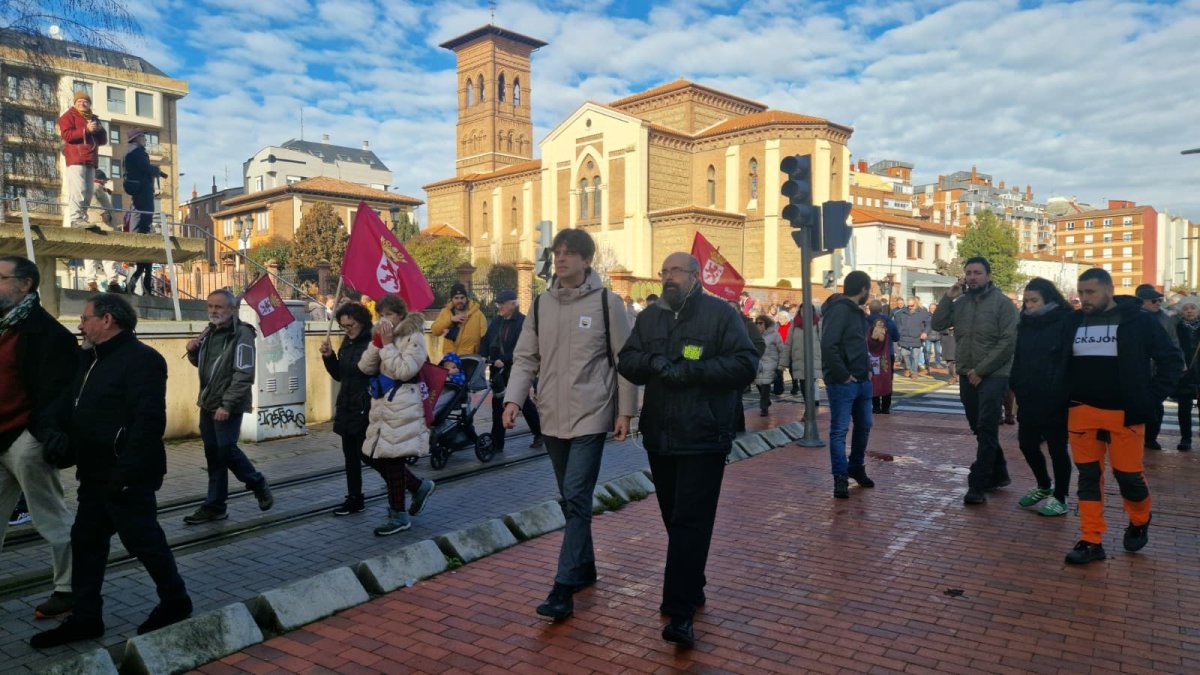 El candidato a la presidencia de la Junta de Castilla y León por la coalición de IU, Movimiento Sumar y Verdes-Equo y coordinador de IU en Castilla y León, Juan Gascón, en la manifestación convocada por la Plataforma en Defensa de FEVE en León.