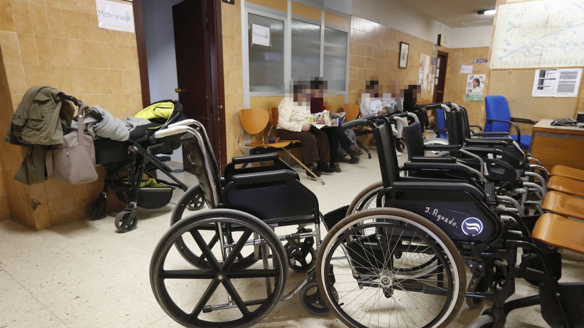 Pacientes esperando en un centro de salud.