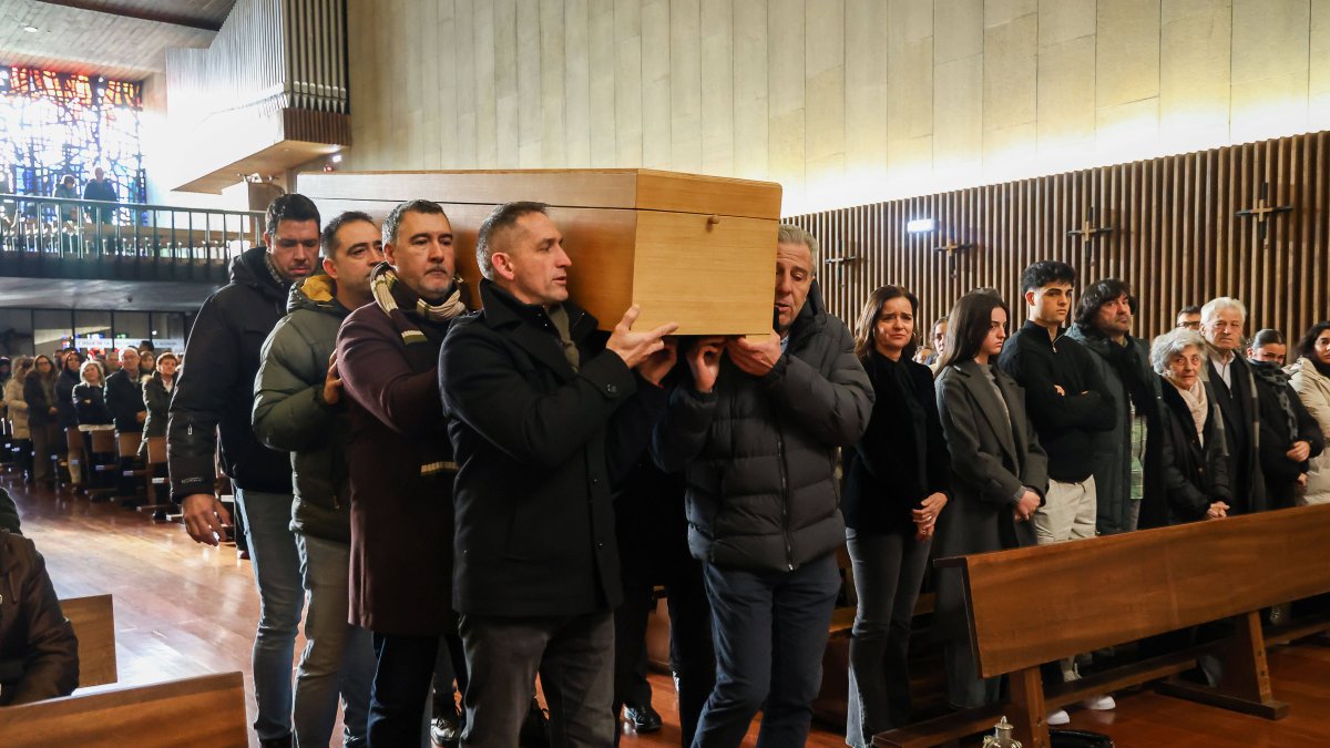 Víctor, Juanjo Moro, Goyo, Carlos y Felipe (a la derecha), antiguos compañeros del baloncesto, llevaron a hombros el féretro de Urbano González.