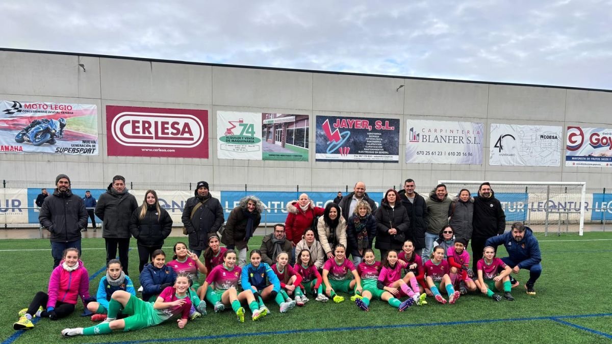 Foto de las jugadoras del At. Trobajo y sus padres tomada al final del partido.