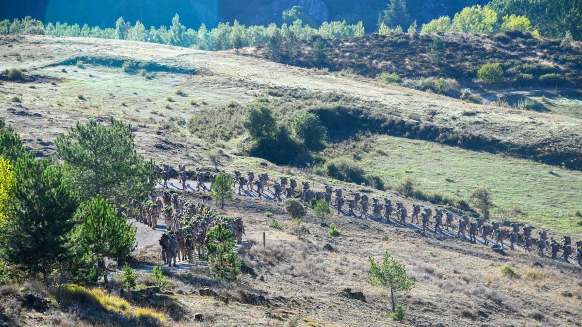 Militares del Ejército del Aire y del Espacio durante unas maniobras en la provincia de León.