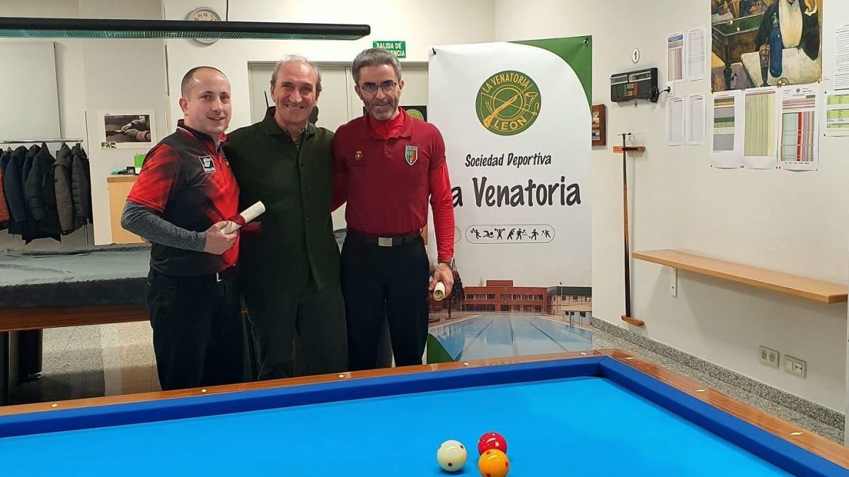 Finalistas del torneo de billar jugado en La Venatoria con Rafa Santos (medio).