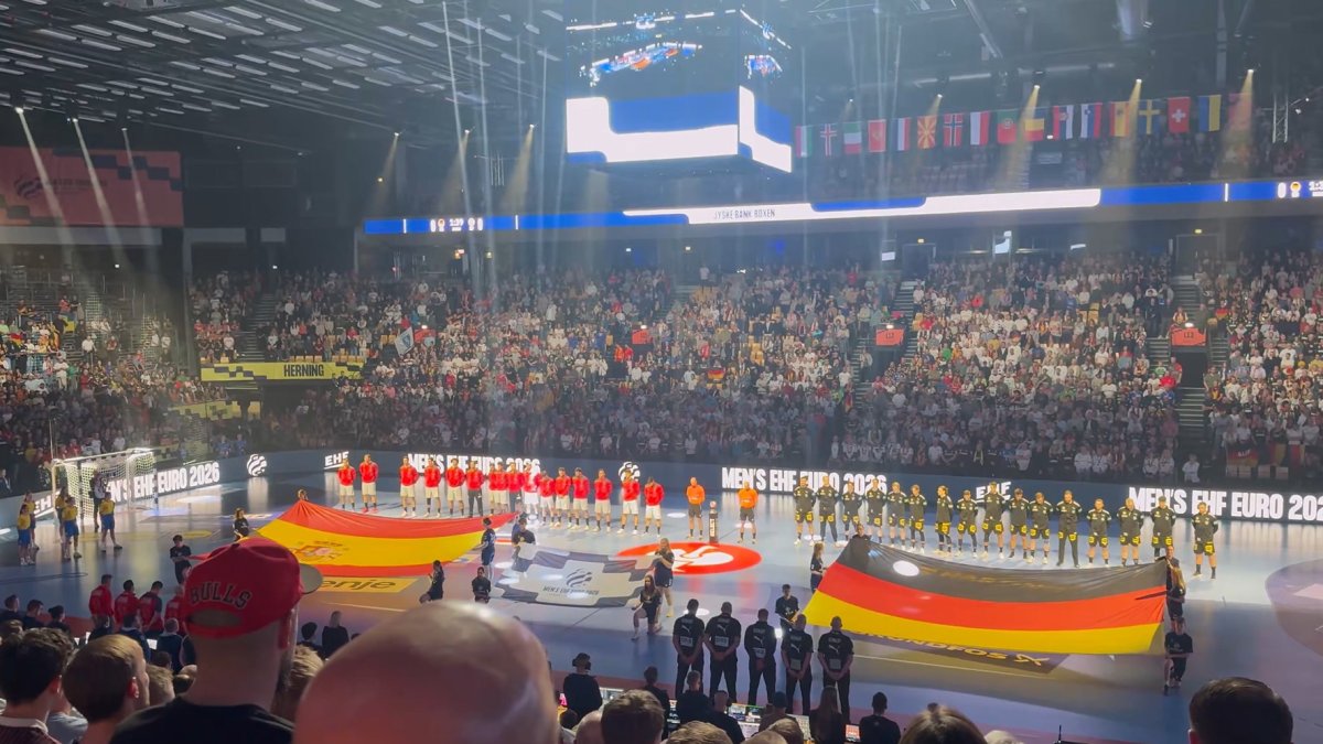 Antes del comienzo del partido se guardó un minuto de silencio por el accidente de Adamuz.