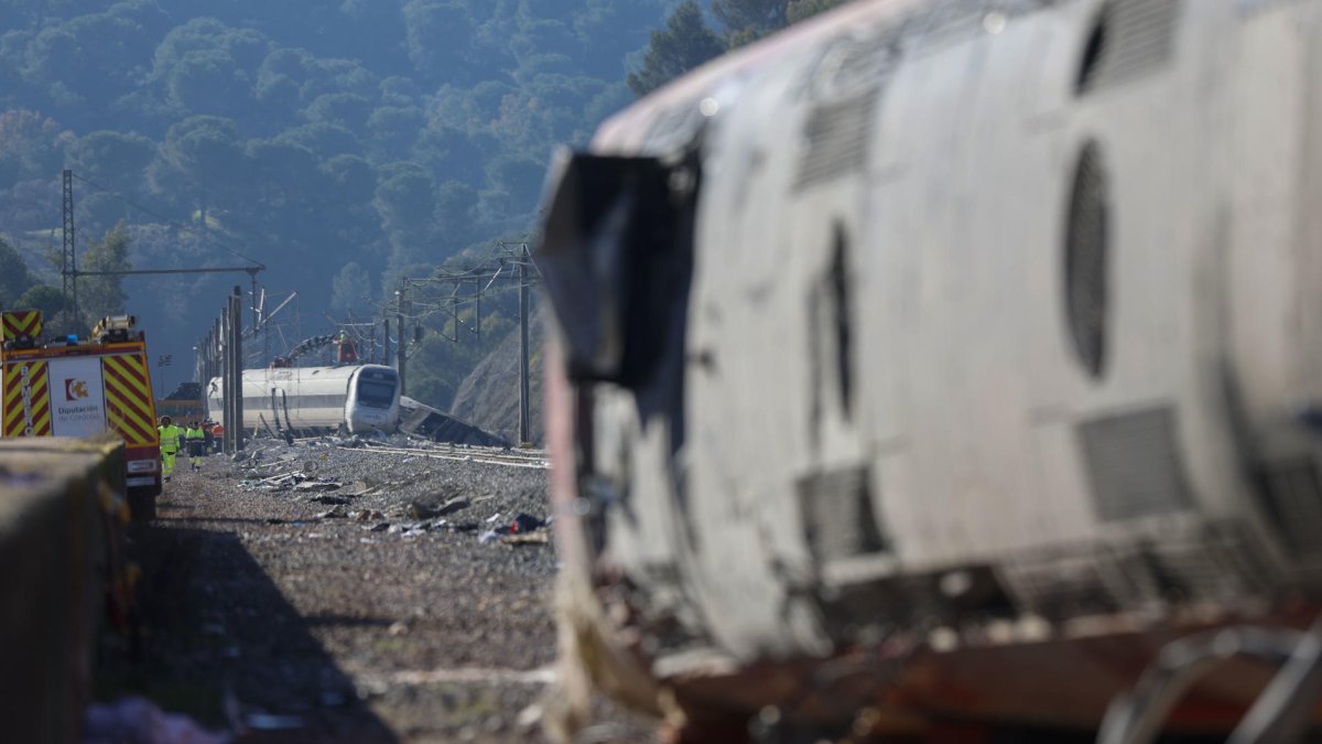 Vagones de los trenes  Alvia e Iryo siniestrados en el accidente ferroviario ocurrido el pasado domingo. La Guardia Civil está centrada ahora en analizar el vagón seis del tren Iryo, el primero que descarriló el domingo en Adamuz (Córdoba). El número de víctimas mortales en el accidente se eleva ya a 41. E.