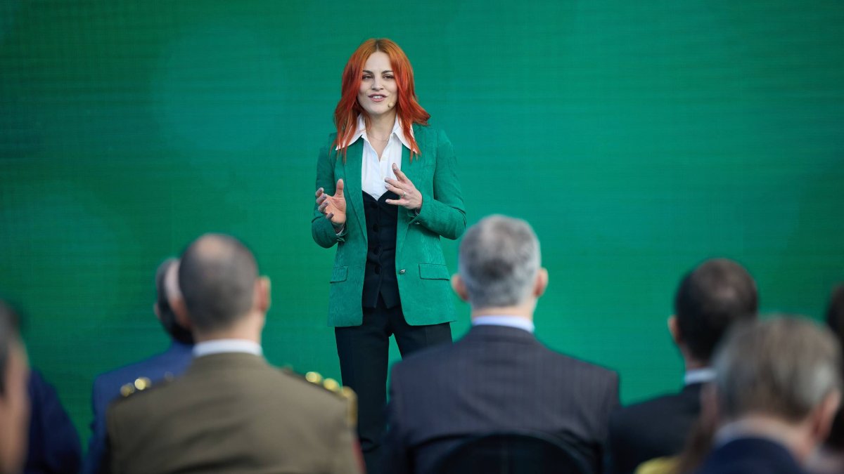 La astronauta leonesa Sara García Alonso, en uno de sus discursos más recientes, combinando divulgación científica y presencia institucional.